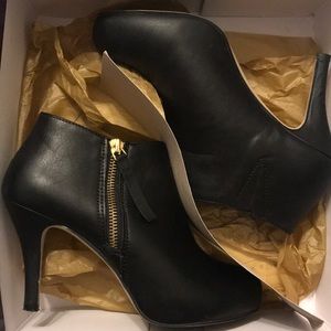 Madden Girl Pari zip up heel bootie sz 6.5